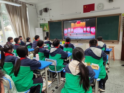 各班级收看 全国中小学生“ 宪法晨读” 活动直播.jpg
