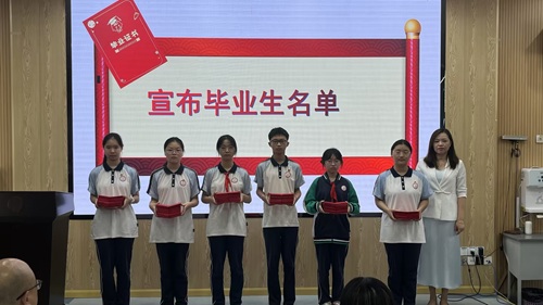 拿毕业证书.jpg 拿毕业证书.jpg